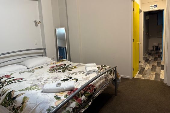 Kiwi Hideaway - double bed